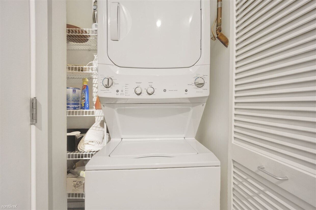 Foto principal - 2 br, 1 bath Condo - 360 W Illinois St