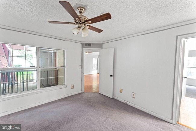 Building Photo - 1013 Fallcrest Ct