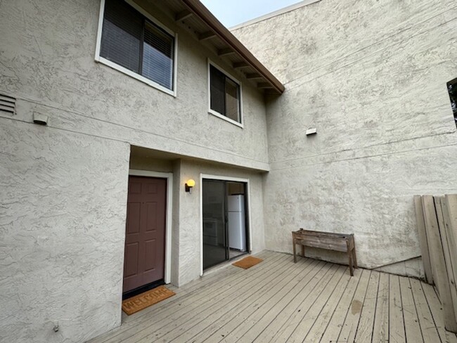 Building Photo - Tri-level condo in Moraga