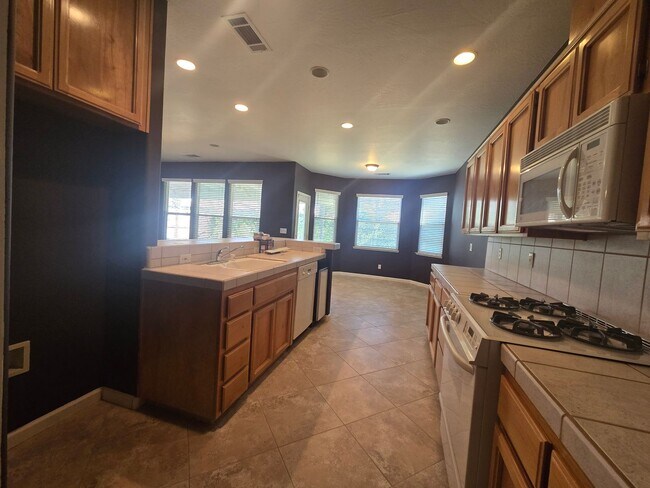 Foto del edificio - 4 BR 2 BA home available now