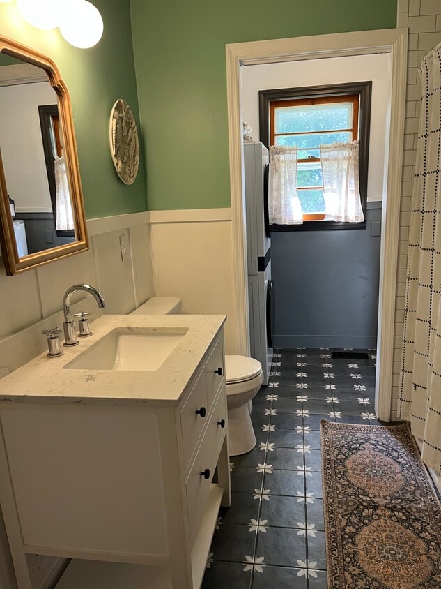 Guest Bathroom - 316 N Green St