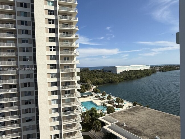 Foto del edificio - 500 Bayview Dr