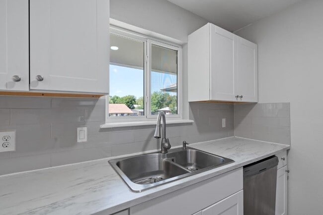 Building Photo - 1407 Avebury Cir