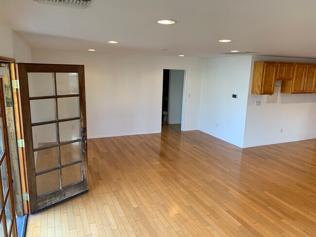 Foto del edificio - 4635 Lindblade Dr