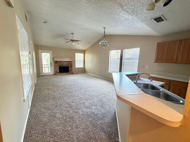 Building Photo - 9221 Shadow Crest Dr