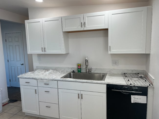 Building Photo - 658 Ann St