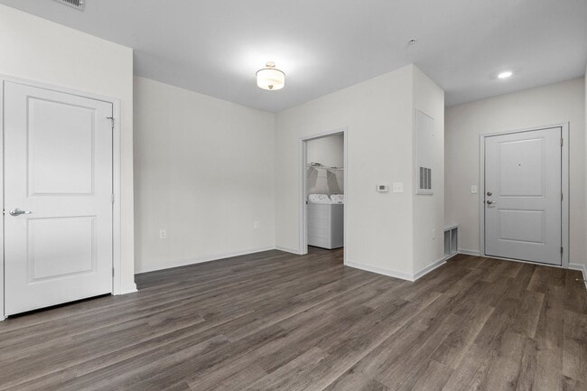 Building Photo - The Groves at 421 *Move In Special*