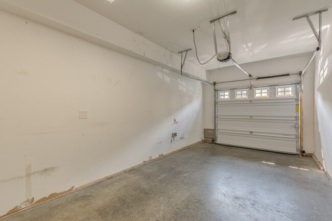 Building Photo - 8077 NE Miriam Way