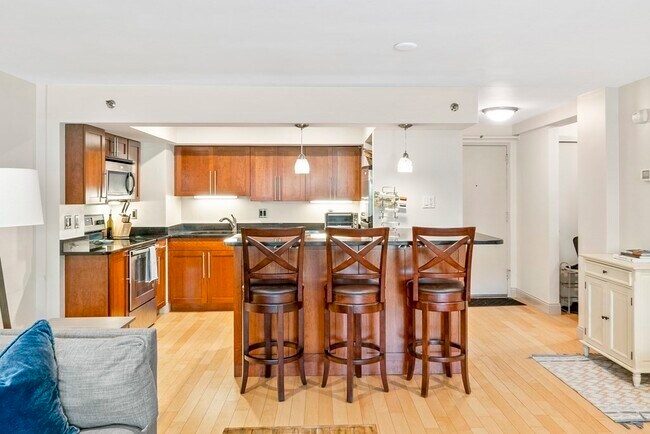 Building Photo - 1600 Beacon St