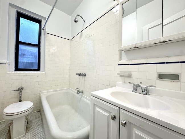 Foto del edificio - 15 Magaw Pl