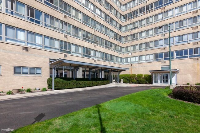 Foto del edificio - 8900 E Jefferson Ave