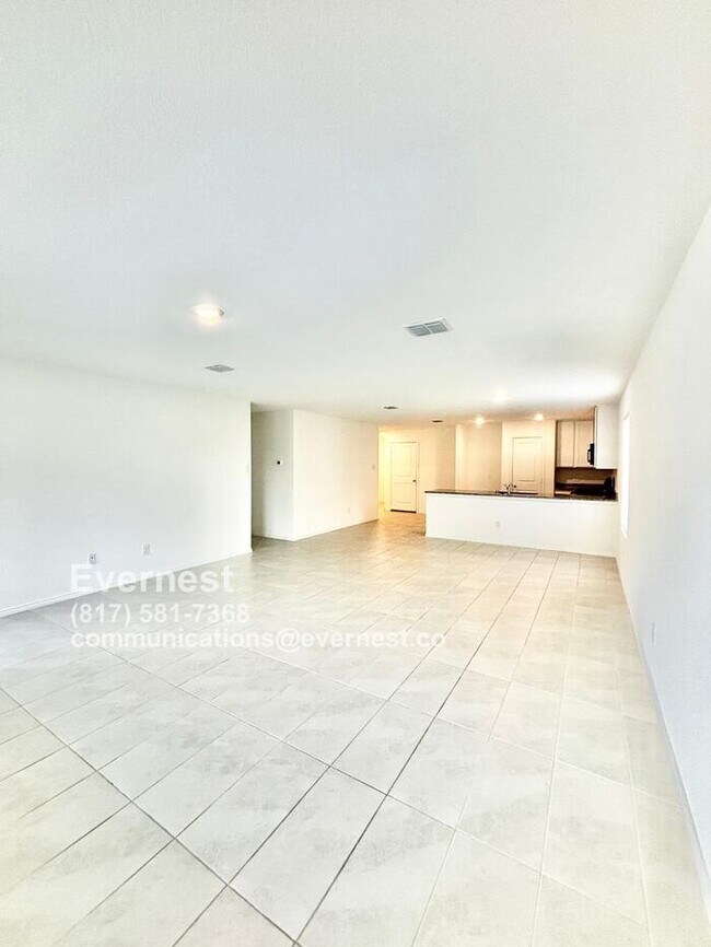 Foto del edificio - Beautiful 3-Bedroom Home with Spacious Yar...