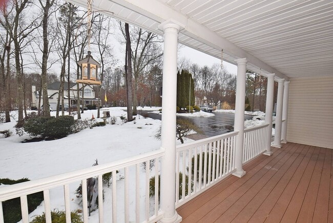 Foto del edificio - 396 Eastport Manor Rd
