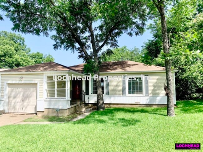 Building Photo - ******2 BEDROOM IN CASA VIEW******** LAWN ...