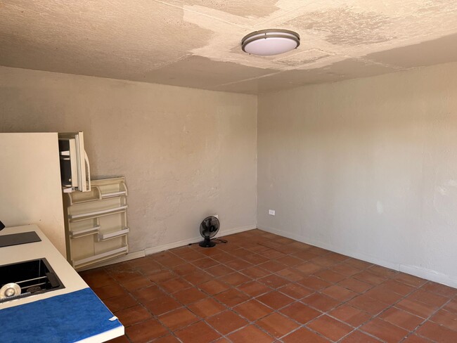 Building Photo - Centrally Located 1 Bedroom Studio Style R...