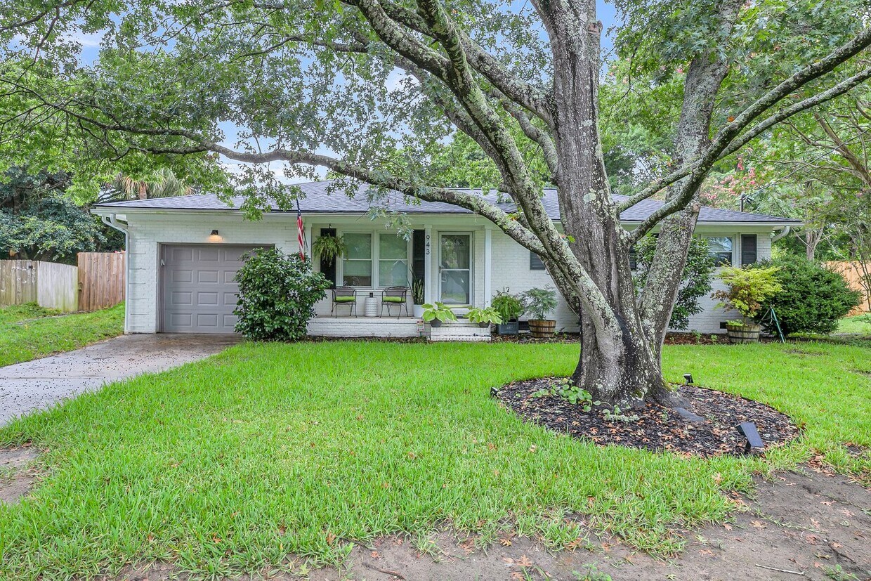 Foto principal - 4 Bedroom 3 Bath Home in Lawton Bluff - Ja...
