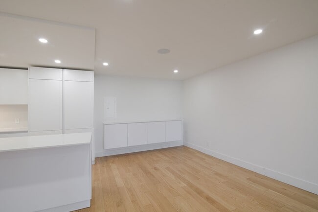 Building Photo - 4800 Maisonneuve Blvd W