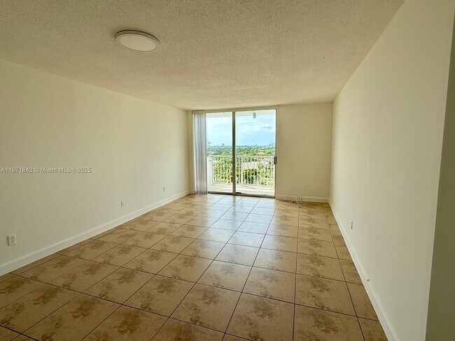 Foto del edificio - 2000 NE 135th St