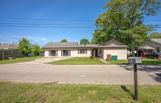 Building Photo - Charming 4-Bedroom, 2-Bath Home in a Prime...