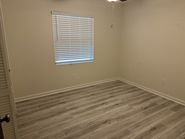 Foto del edificio - 100 Fieldcrest Dr