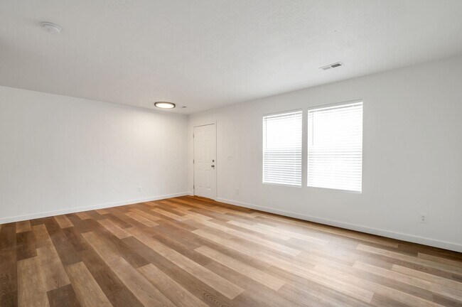 Foto del edificio - Newly Updated Pet Friendly 3 Bed - 2 Bath ...