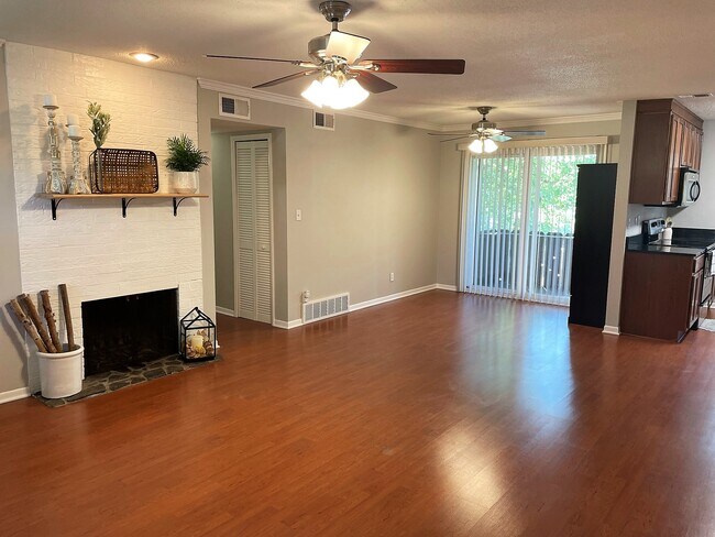 Sala de estar - 6216 Robinson St