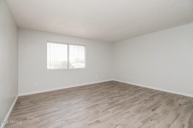 Building Photo - 1050 W University Dr