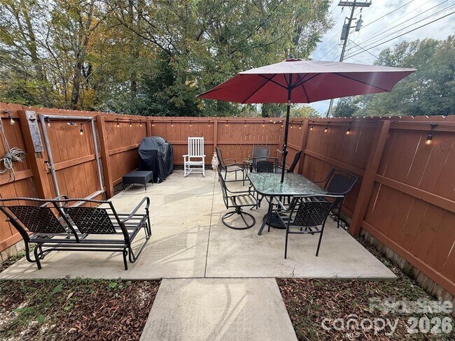 Building Photo - 301 S Mountain St