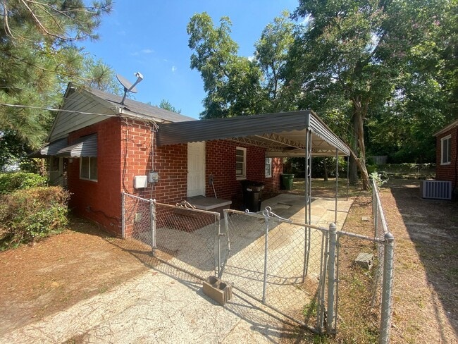 Building Photo - **ON HOLD** 3 Bedroom / 1 Bathroom House f...