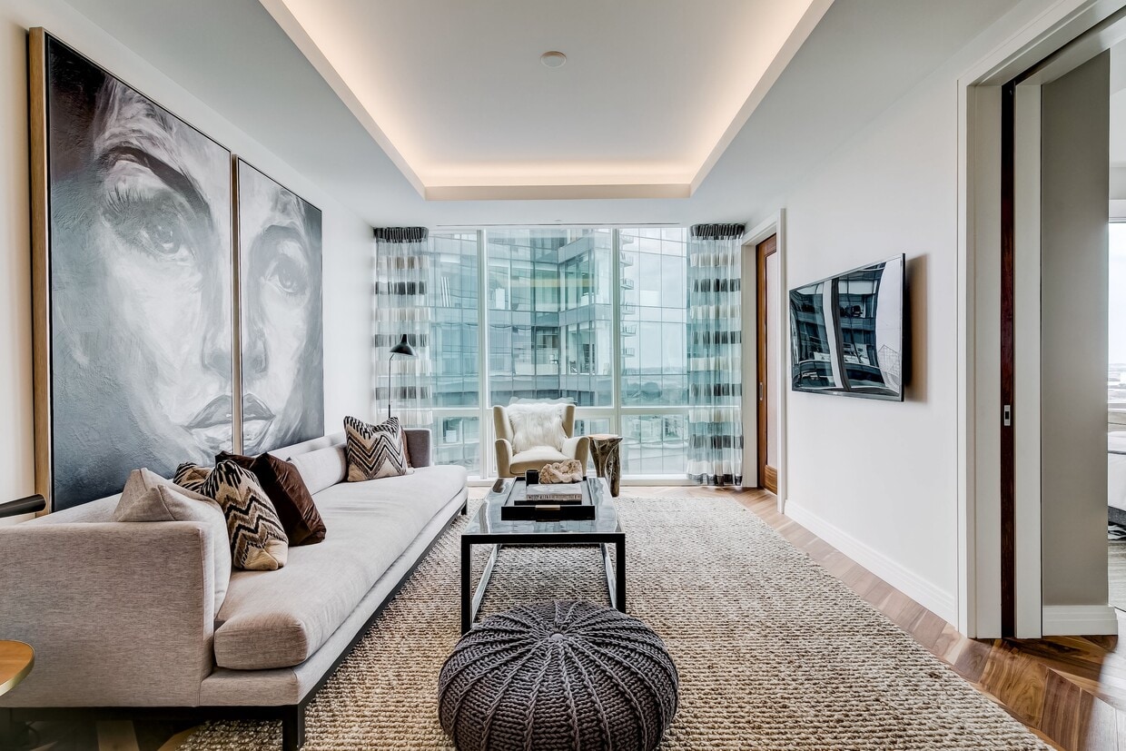 Primary Photo - 300 International Drive