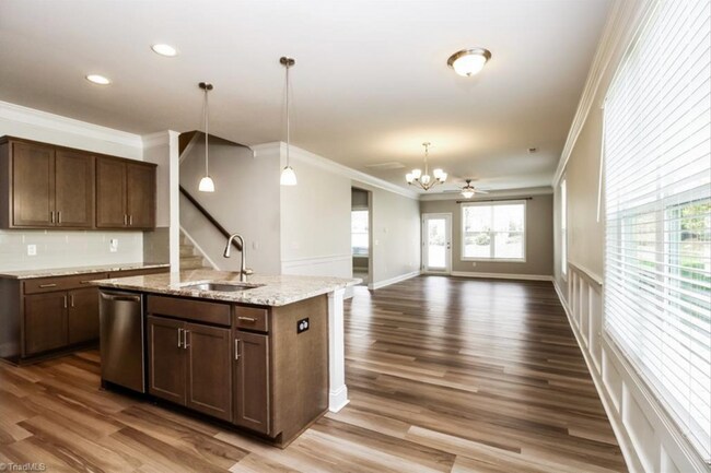 Foto del edificio - Impeccable maintenance-free 2 level 4 bedr...