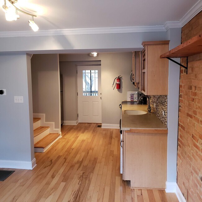 Building Photo - 913 Ryan St