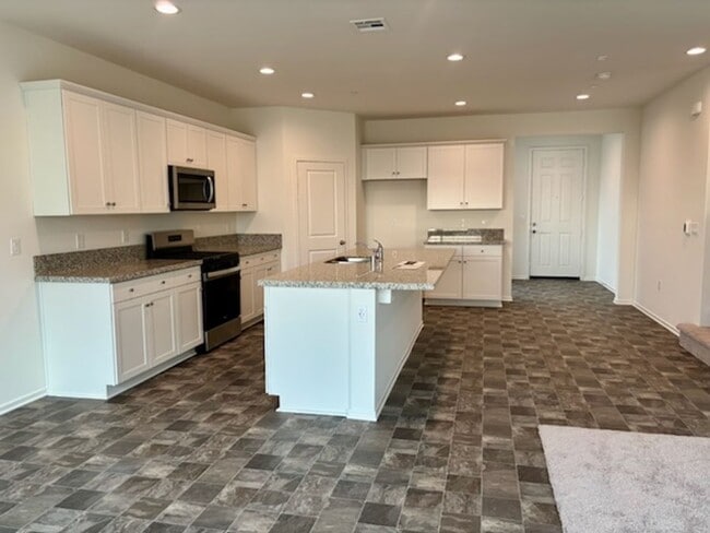 Foto del edificio - Brand New two-story 6 Bedrooms, 3 Baths So...