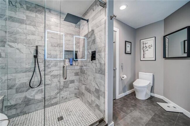 Baño_1 - 395 Central Park Pl NE