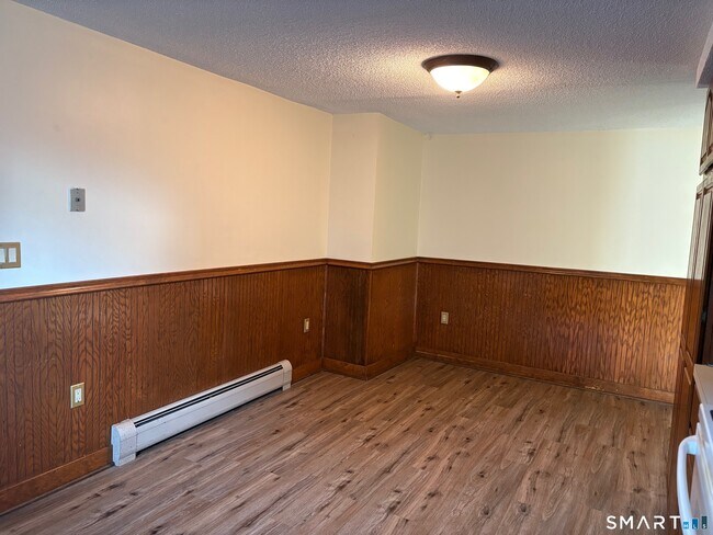 Building Photo - 693 Broad St