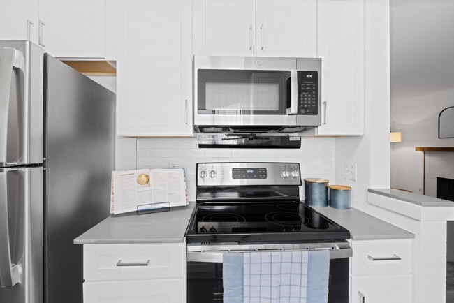 Stainless Steel Appliances at The Lakes in Bellevue, WA 98007 - The Lakes Apartments