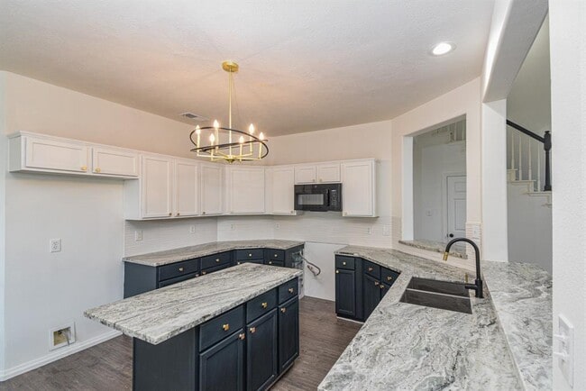 Building Photo - 30611 Country Meadows Dr