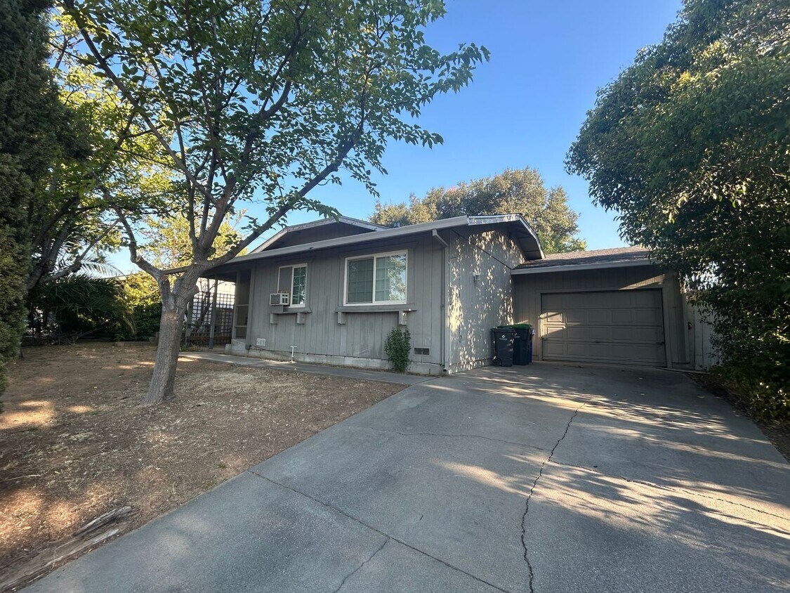 Primary Photo - 2 bedroom 1 bathroom House with fenced yar...