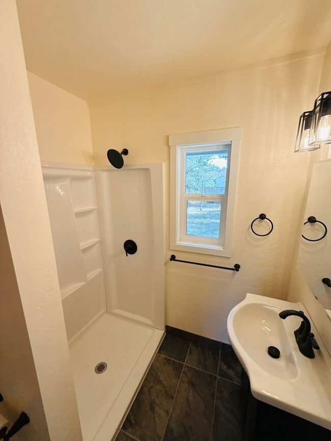Building Photo - Updated 2bdrm 1 bath house  walking distan...