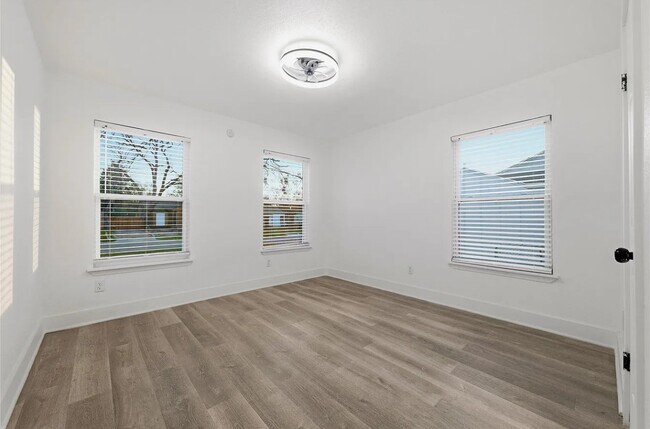 Building Photo - 3077 Sunnyvale St