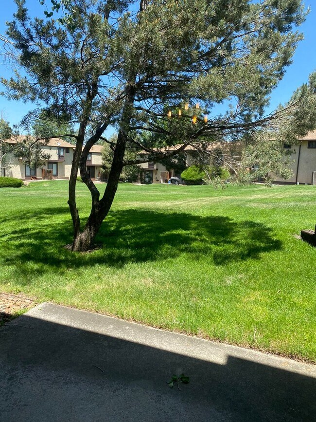 Building Photo - Village Seven 2 Bedroom Townhome with Wood...