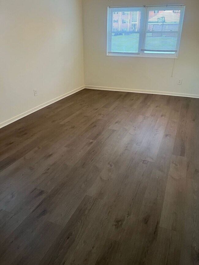 Building Photo - Updated 3 Bedroom Condo