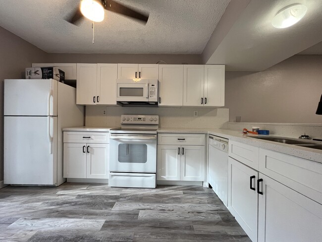 Building Photo - 843 Crystal Lake Dr