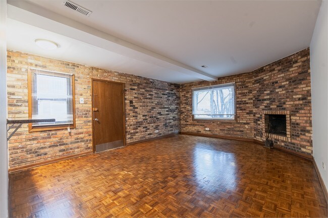 Building Photo - Video Tour Attached! Big Lincoln Park 1 Be...
