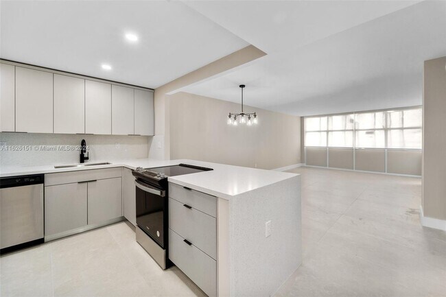 Building Photo - 1420 Brickell Bay Dr