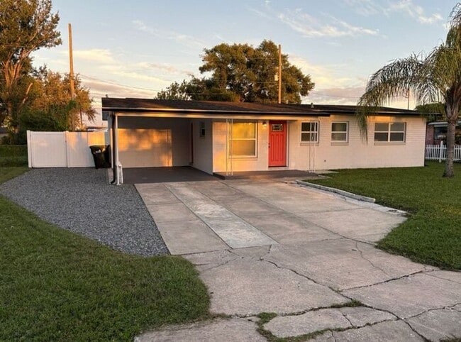 Foto del edificio - 3 Bedrooms on a fenced back yard and a sough after school zone Lawn Care included
