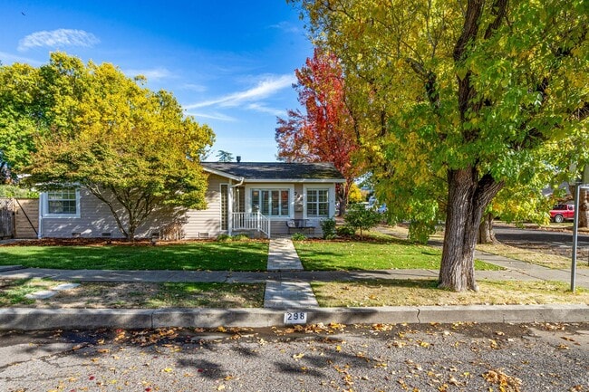 Building Photo - Charming 3 Bedroom 2 Bath Home in Old Town...