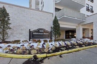 Building Photo - 1600 Center