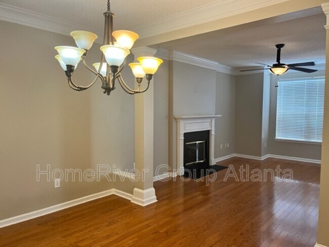 Building Photo - 2499 Lakebrooke Dr