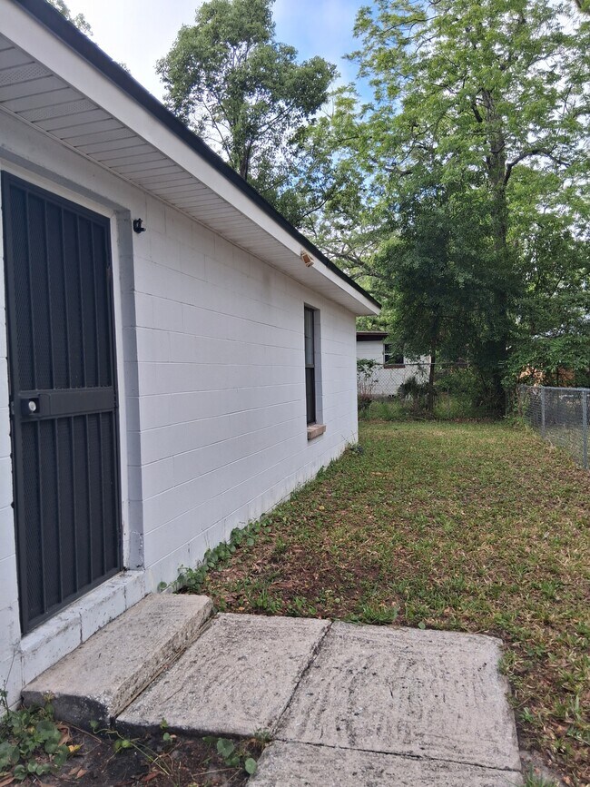 Foto del edificio - 1744 W 28th St